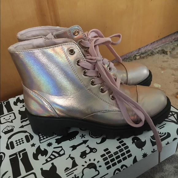 Super cute pink holographic boots - Picture 3 of 7
